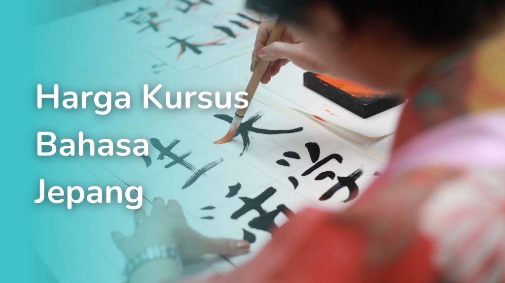Seseorang sedang menulis huruf jepang