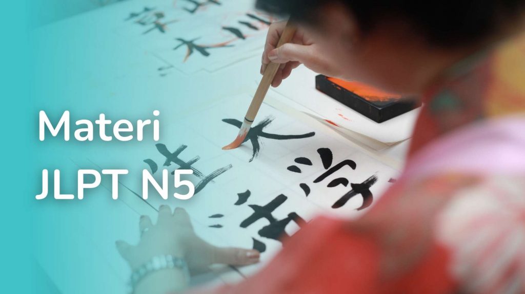 Seseorang sedang menulis kanji jepang
