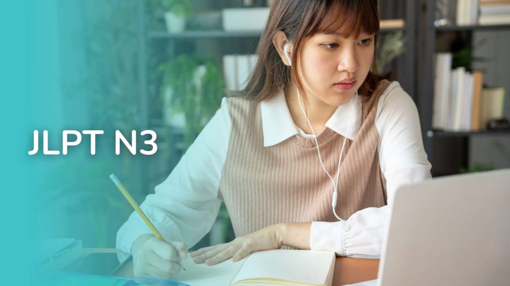 Seorang wanita muda sedang mengerjakan soal JLPT Test