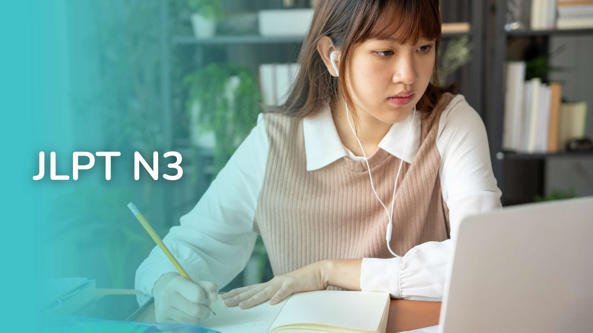 Seorang wanita muda sedang mengerjakan soal JLPT Test
